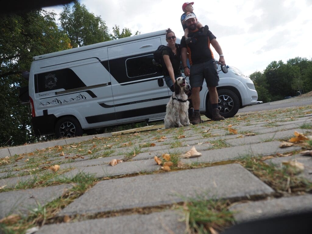 Famille SED Aventures avec leur chien Milky devant leur van aménagé, prêts pour leur première randonnée en Allemagne