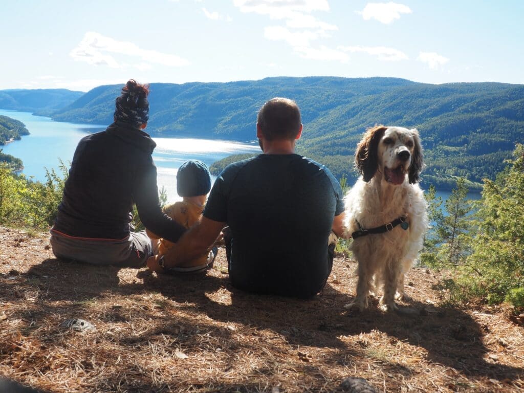 Famille SED Aventures avec chien Milky face au lac de Seljord en Norvège du Sud