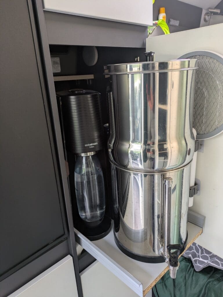 Tiroir coulissant avec filtre Weeplow et Sodastream dans un fourgon aménagé