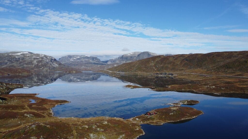 Lac miroir dans le parc national de Hardangervidda en Norvège du Sud, idéal pour une nuit en van