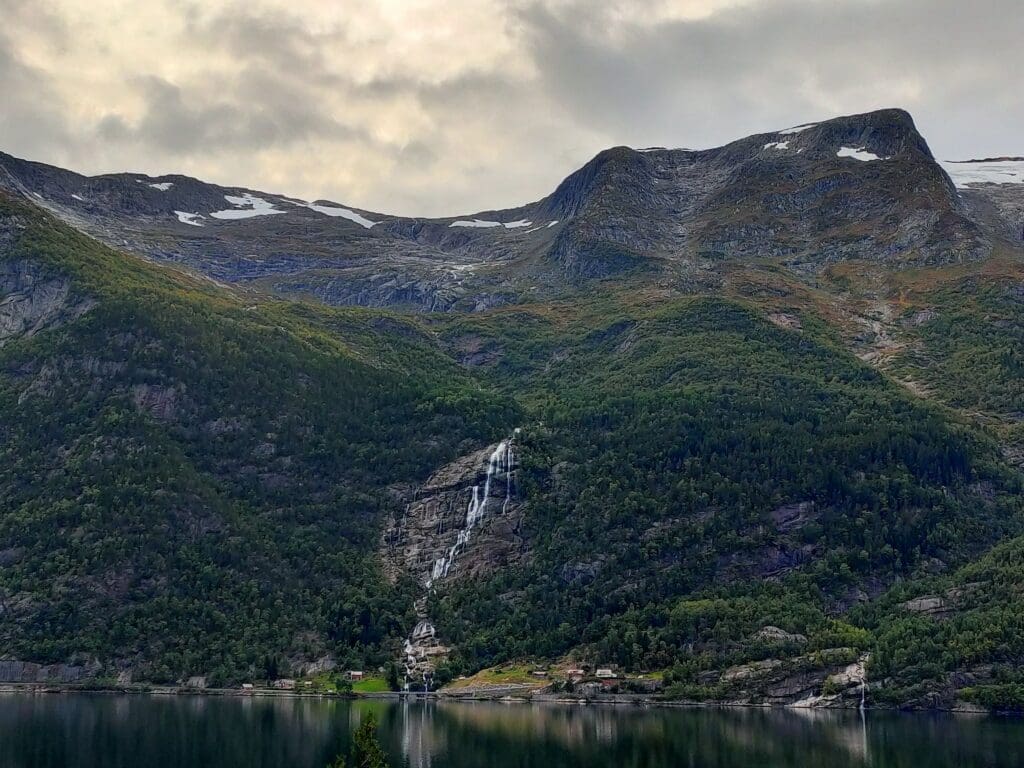 Montagnes, cascade et fjord dans le Telemark en Norvège du Sud
