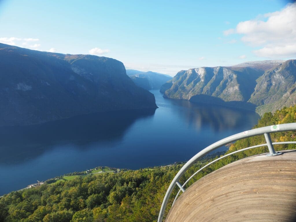 Vue spectaculaire sur l’Aurlandsfjord depuis Stegastein après une route sinueuse en Norvège
