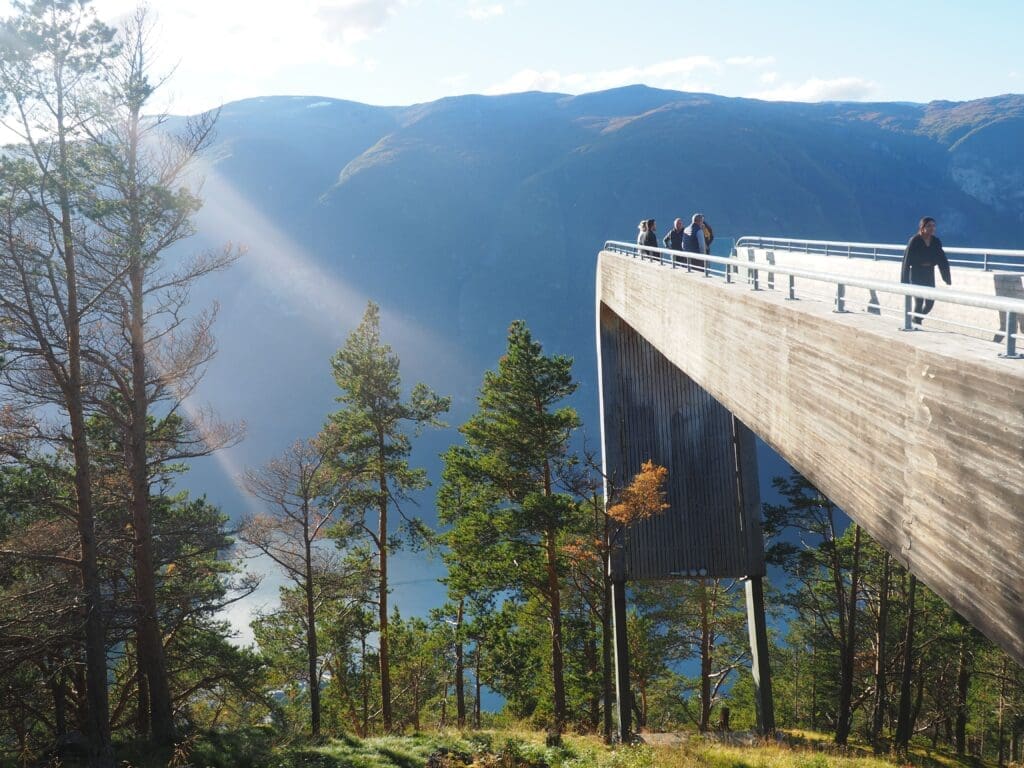 Plateforme panoramique de Stegastein suspendue au-dessus de l’Aurlandsfjord en Norvège