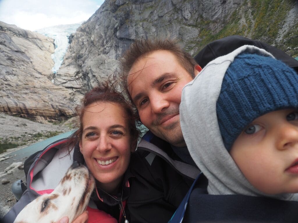 Famille SED Aventures au bout de la randonnée vers le glacier Jostedalsbreen en Norvège