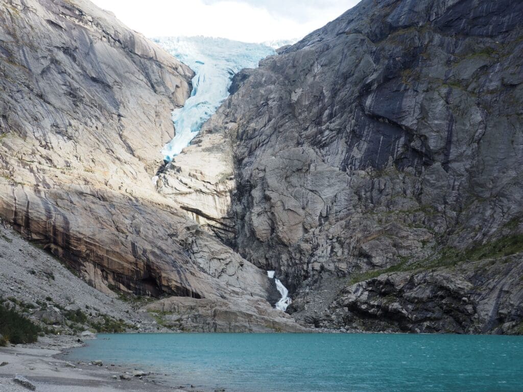 Glacier Jostedalsbreen et lac turquoise au cœur des montagnes norvégiennes