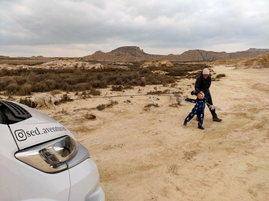 Moment de connexion entre Tom et sa maman aux Bardenas Reales — vanlife famille SED Aventures