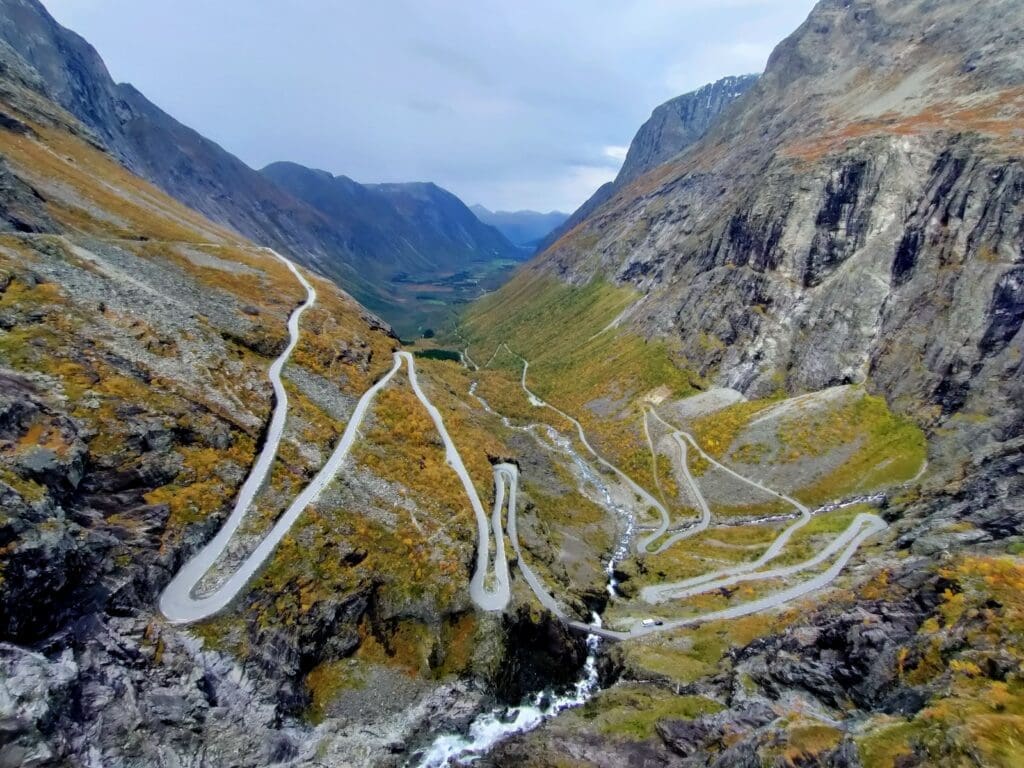 Route du Trollstigen et ses lacets depuis le point de vue panoramique en Norvège