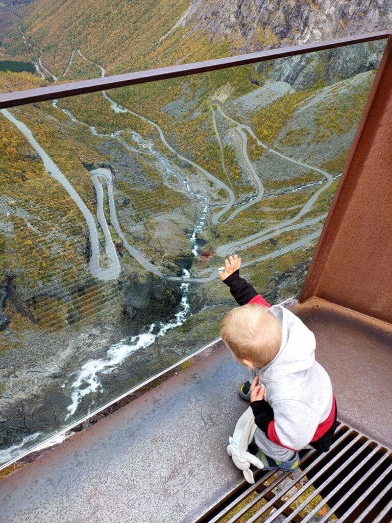 Enfant Tom admirant les lacets du Trollstigen depuis la plateforme panoramique en Norvège