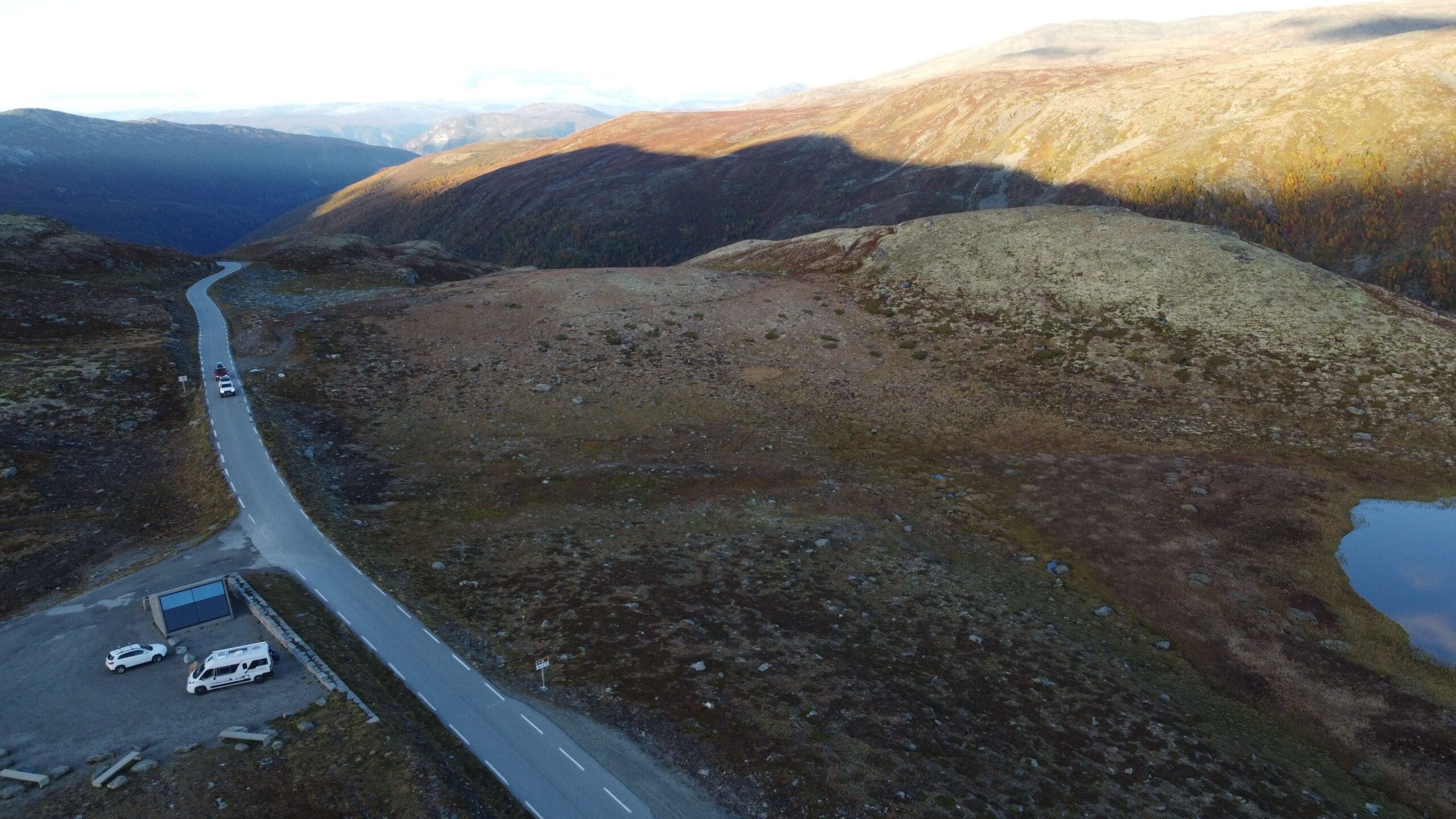 Van aménagé SED Aventures sur la route panoramique d’Aurland en Norvège du Sud