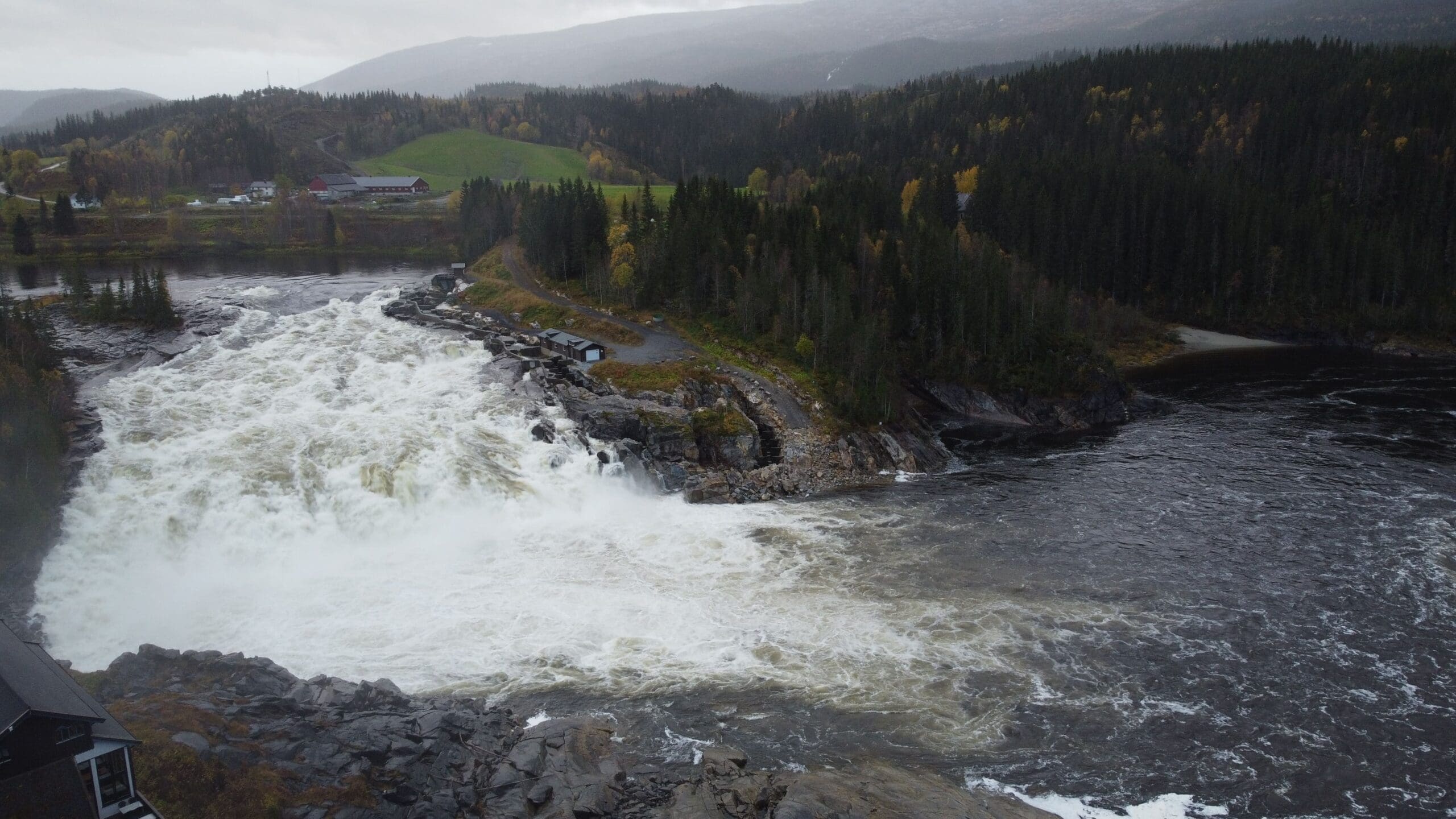 Cascade de Laksforsen en Norvège pour illustrer la ressource en eau en voyage en van