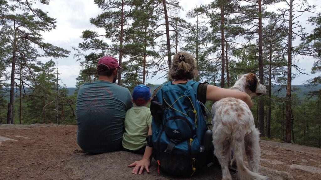 Famille SED Aventures en randonnée dans une forêt de Suède en juillet pendant un road trip en van en Scandinavie
