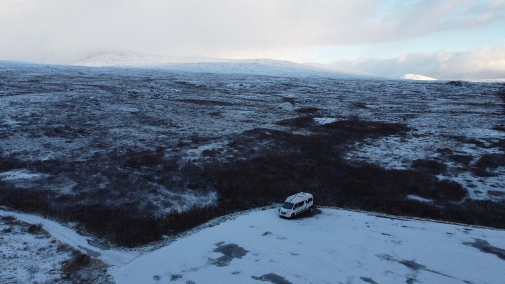 Van de voyage au cercle polaire sous les premières neiges de fin d'automne en Scandinavie