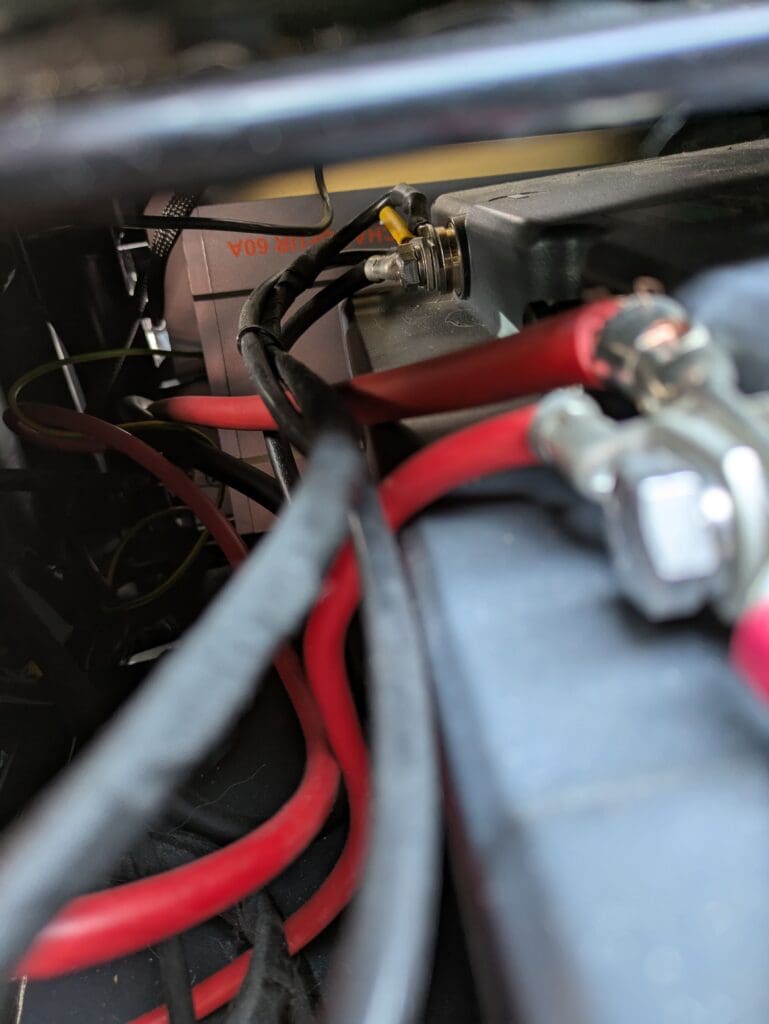 Câblage électrique en grosse section entre batterie lithium et chargeur DC-DC dans un van aménagé